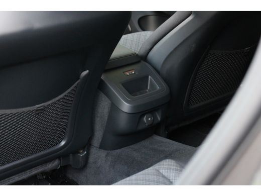 Volvo  V60 2.0 B3 Automaat Essential Edition | Trekhaak | Camera | Adaptive Cruise | Dodehoeksensoren | Stuu... ActivLease financial lease