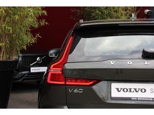 Volvo  V60 2.0 B3 Automaat Essential Edition | Trekhaak | Camera | Adaptive Cruise | Dodehoeksensoren | Stuu... ActivLease financial lease