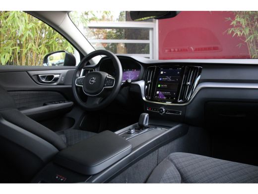 Volvo  V60 2.0 B3 Automaat Essential Edition | Trekhaak | Camera | Adaptive Cruise | Dodehoeksensoren | Stuu... ActivLease financial lease