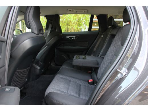 Volvo  V60 2.0 B3 Automaat Essential Edition | Trekhaak | Camera | Adaptive Cruise | Dodehoeksensoren | Stuu... ActivLease financial lease