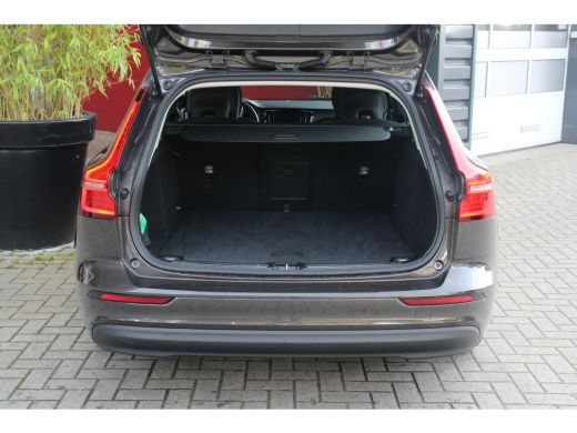 Volvo  V60 2.0 B3 Automaat Essential Edition | Trekhaak | Camera | Adaptive Cruise | Dodehoeksensoren | Stuu... ActivLease financial lease