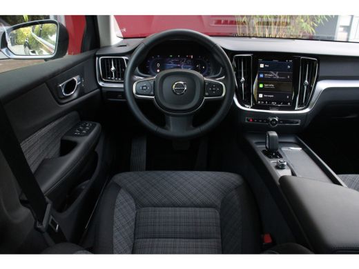 Volvo  V60 2.0 B3 Automaat Essential Edition | Trekhaak | Camera | Adaptive Cruise | Dodehoeksensoren | Stuu... ActivLease financial lease