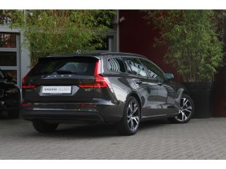 Volvo  V60 2.0 B3 Automaat Essential Edition | Trekhaak | Camera | Adaptive Cruise | Dodehoeksensoren | Stuu...