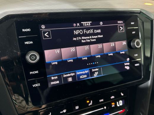 Volkswagen Passat Variant 1.5 150pk TSI Business / Parkeersensor voor en achter / Navigatiesysteem / Voorstoelen ve... ActivLease financial lease