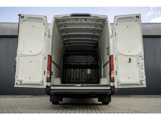 Iveco Daily **35S16V 2.3 L4H2 | Euro 6 | 157 PK | Airco | Camera | 3500 KG Trekgewicht | MF Stuur | 3-Persoons** ActivLease financial lease