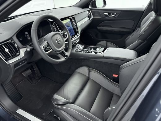 Volvo  V60 T6 Recharge Ultra Dark | 19" | Sportstoelen | 360 Camera | Trekhaak | Panoramadak | Head-up | Har... ActivLease financial lease