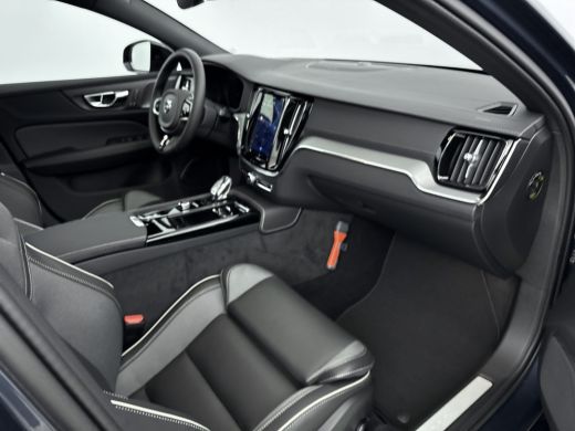 Volvo  V60 T6 Recharge Ultra Dark | 19" | Sportstoelen | 360 Camera | Trekhaak | Panoramadak | Head-up | Har... ActivLease financial lease