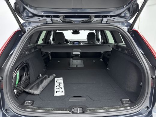 Volvo  V60 T6 Recharge Ultra Dark | 19" | Sportstoelen | 360 Camera | Trekhaak | Panoramadak | Head-up | Har... ActivLease financial lease