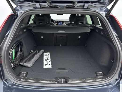 Volvo  V60 T6 Recharge Ultra Dark | 19" | Sportstoelen | 360 Camera | Trekhaak | Panoramadak | Head-up | Har... ActivLease financial lease