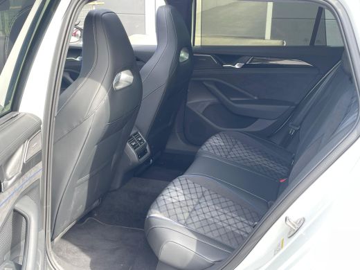 Volkswagen Passat Variant Volkswagen R-Line Edition | 'App-Connect' draadloze smartphone integratie | Afstandscontr... ActivLease financial lease