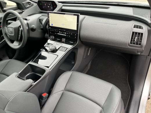 Toyota bZ4X Premium 71 kWh | Panoramisch dak | 3 Fase laden | Precious Silver Prem. metallic/ zwart dak | Dem... ActivLease financial lease