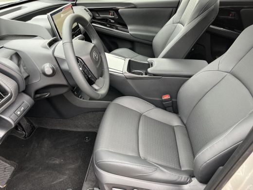 Toyota bZ4X Premium 71 kWh | Panoramisch dak | 3 Fase laden | Precious Silver Prem. metallic/ zwart dak | Dem... ActivLease financial lease