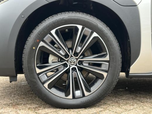 Toyota bZ4X Premium 71 kWh | Panoramisch dak | 3 Fase laden | Precious Silver Prem. metallic/ zwart dak | Dem... ActivLease financial lease