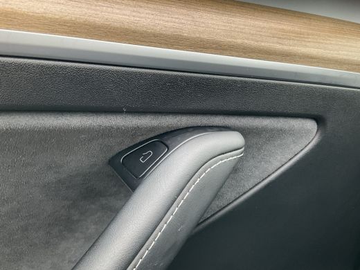 Tesla Model Y Long Range AWD 75 kWh Autopilot Stoelverw voor/achter BTW auto Dual Motor ActivLease financial lease