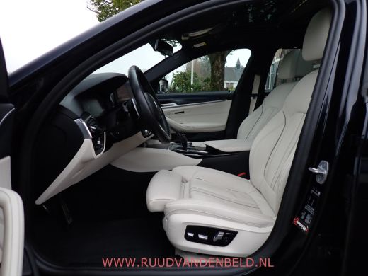 BMW 5 Serie Touring 520i LCI M-PAKKET SHADOWLINE PANODAK/COMFORTLEER/TREKHAAK ActivLease financial lease