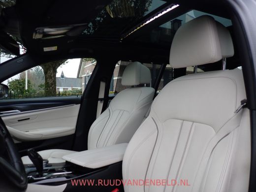BMW 5 Serie Touring 520i LCI M-PAKKET SHADOWLINE PANODAK/COMFORTLEER/TREKHAAK ActivLease financial lease