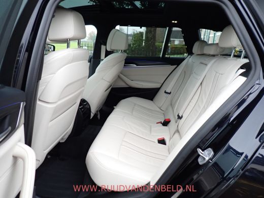 BMW 5 Serie Touring 520i LCI M-PAKKET SHADOWLINE PANODAK/COMFORTLEER/TREKHAAK ActivLease financial lease