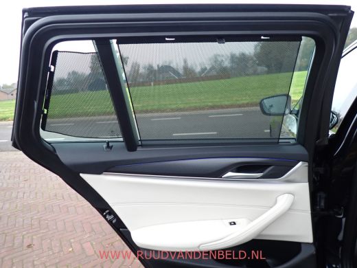 BMW 5 Serie Touring 520i LCI M-PAKKET SHADOWLINE PANODAK/COMFORTLEER/TREKHAAK ActivLease financial lease