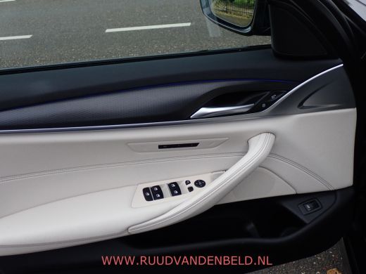 BMW 5 Serie Touring 520i LCI M-PAKKET SHADOWLINE PANODAK/COMFORTLEER/TREKHAAK ActivLease financial lease