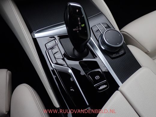 BMW 5 Serie Touring 520i LCI M-PAKKET SHADOWLINE PANODAK/COMFORTLEER/TREKHAAK ActivLease financial lease