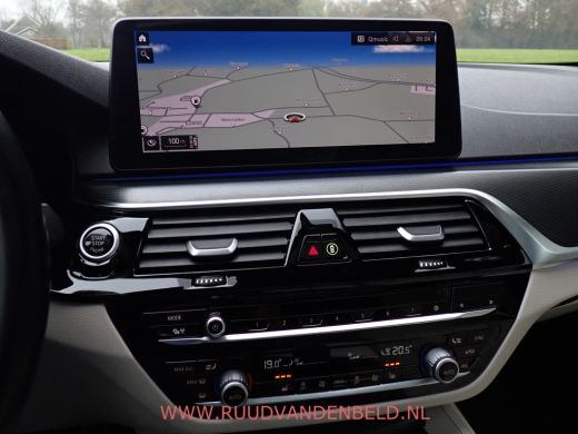 BMW 5 Serie Touring 520i LCI M-PAKKET SHADOWLINE PANODAK/COMFORTLEER/TREKHAAK ActivLease financial lease