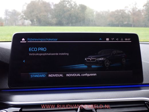 BMW 5 Serie Touring 520i LCI M-PAKKET SHADOWLINE PANODAK/COMFORTLEER/TREKHAAK ActivLease financial lease