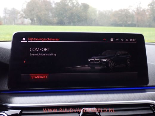 BMW 5 Serie Touring 520i LCI M-PAKKET SHADOWLINE PANODAK/COMFORTLEER/TREKHAAK ActivLease financial lease