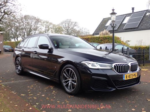 BMW 5 Serie Touring 520i LCI M-PAKKET SHADOWLINE PANODAK/COMFORTLEER/TREKHAAK ActivLease financial lease