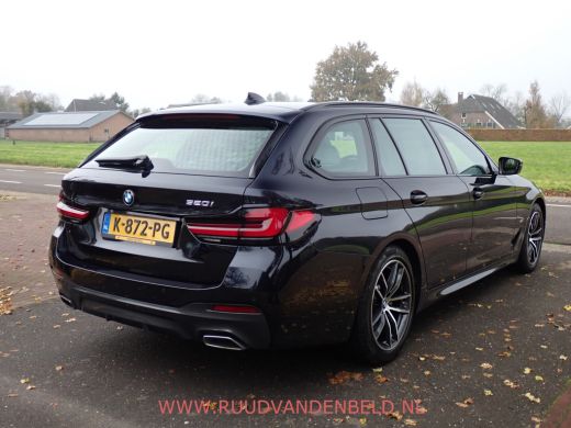 BMW 5 Serie Touring 520i LCI M-PAKKET SHADOWLINE PANODAK/COMFORTLEER/TREKHAAK ActivLease financial lease