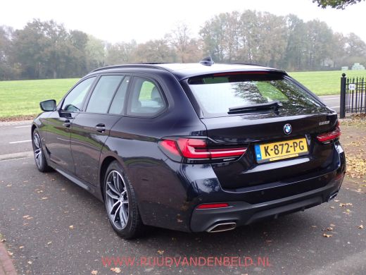 BMW 5 Serie Touring 520i LCI M-PAKKET SHADOWLINE PANODAK/COMFORTLEER/TREKHAAK ActivLease financial lease