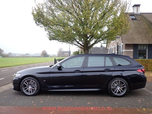 BMW 5 Serie Touring 520i LCI M-PAKKET SHADOWLINE PANODAK/COMFORTLEER/TREKHAAK ActivLease financial lease