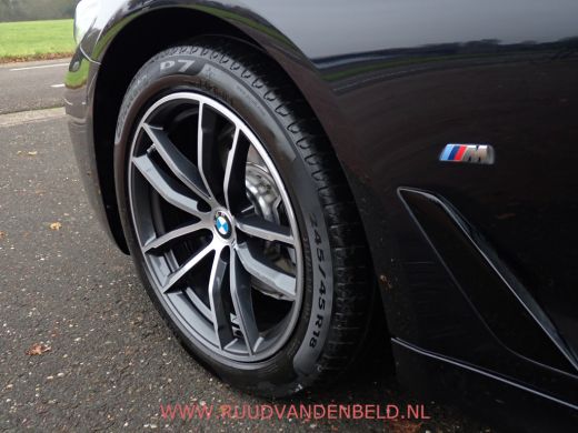 BMW 5 Serie Touring 520i LCI M-PAKKET SHADOWLINE PANODAK/COMFORTLEER/TREKHAAK ActivLease financial lease