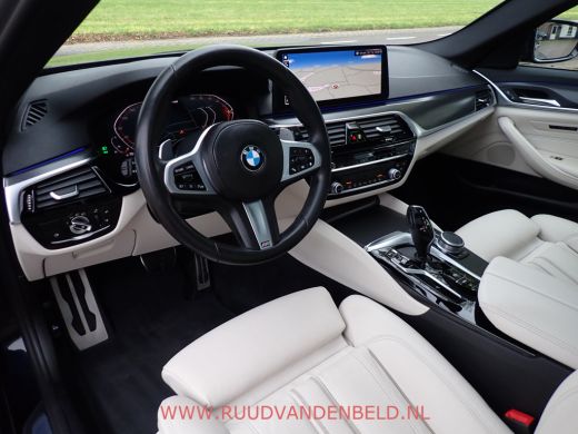 BMW 5 Serie Touring 520i LCI M-PAKKET SHADOWLINE PANODAK/COMFORTLEER/TREKHAAK ActivLease financial lease