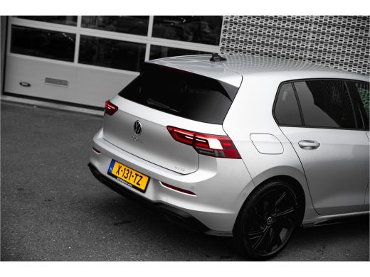 Volkswagen Golf 1.5 eTSI R-Line Business 150pk DSG | Black Style | Camera | HUD | Stoelverwarming ActivLease financial lease