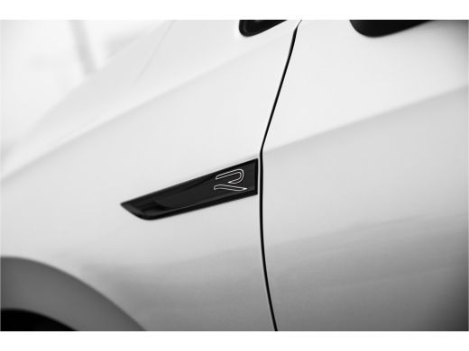 Volkswagen Golf 1.5 eTSI R-Line Business 150pk DSG | Black Style | Camera | HUD | Stoelverwarming ActivLease financial lease