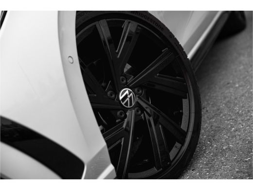 Volkswagen Golf 1.5 eTSI R-Line Business 150pk DSG | Black Style | Camera | HUD | Stoelverwarming ActivLease financial lease