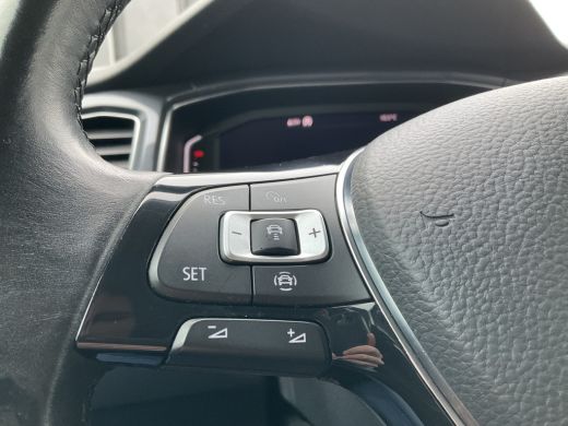 Volkswagen T-Roc 1.5 TSI Automaat R-Line Navi Camera Stoelverw. Digitaal Business R ActivLease financial lease