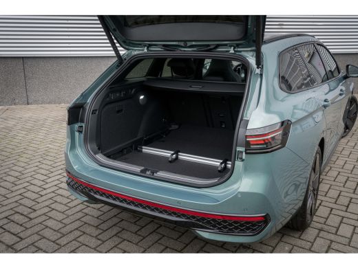 Volkswagen Passat Variant Volkswagen R-Line Edition | Inclusief € 2000,- inruilvoordeel Inclusief € 2000,- inruilvo... ActivLease financial lease