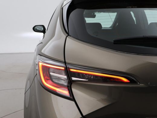 Toyota Corolla 1.8 HYBRID FIRST EDITION *BTW* + ADAPTIVE CRUISE / 17 INCH / LED / NAVIGATIE ActivLease financial lease