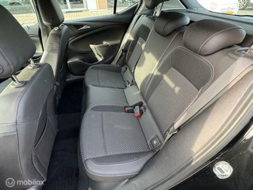 Opel Astra 1.0 Business+ Navigatie , Climaat , Parkeerhulp achter , Velgen 17 inch , Zwart metaallak , deale... ActivLease financial lease
