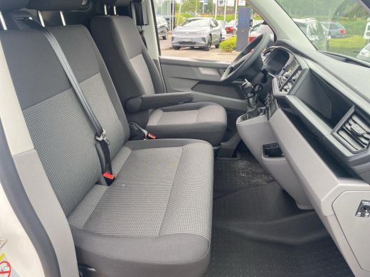 Volkswagen Transporter 2.0 TDI 110 pk L1H1 28 | Bijrijdersbank | Achterdeuren | A-Camera | BPM Vrij | Navi via App | ActivLease financial lease