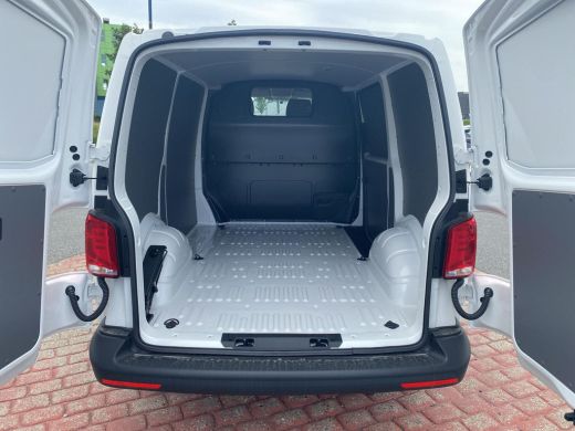 Volkswagen Transporter 2.0 TDI 110 pk L1H1 28 | Bijrijdersbank | Achterdeuren | A-Camera | BPM Vrij | Navi via App | ActivLease financial lease