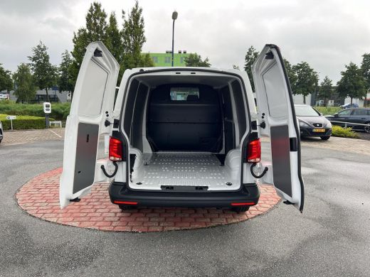Volkswagen Transporter 2.0 TDI 110 pk L1H1 28 | Bijrijdersbank | Achterdeuren | A-Camera | Cruise | Navi via App | BPM V... ActivLease financial lease