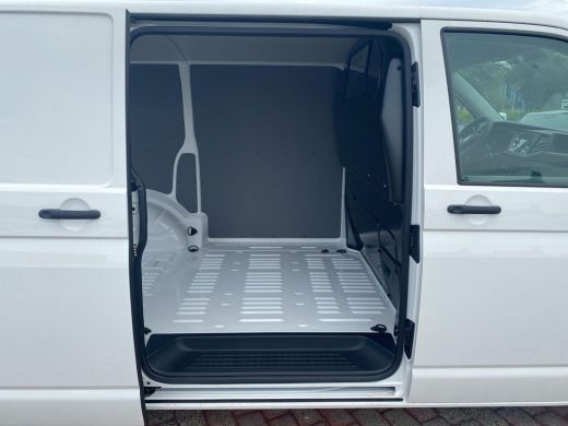 Volkswagen Transporter 2.0 TDI 110 pk L1H1 28 | Bijrijdersbank | Achterdeuren | A-Camera | Navi via App | BPM Vrij | ActivLease financial lease