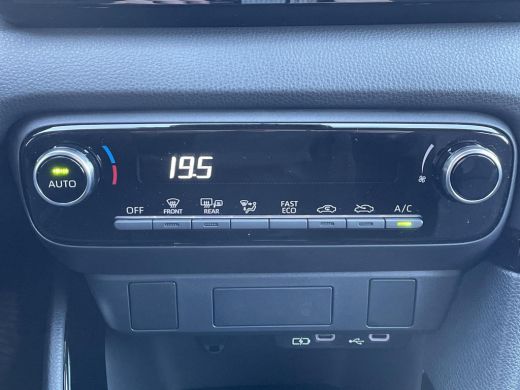 Toyota Yaris 1.5 Hybrid 115 First Edition **NAVIGATIE/ PARKEERCAMERA/ APPLE CARPLAY** ActivLease financial lease