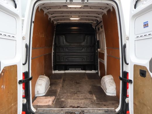 Volkswagen Crafter 35 2.0 TDI 140 PK L3H3 + 3000 KG TREKHAAK + NAVIGATIE / CAMERA / DAB / APPLE CARPLAY ActivLease financial lease