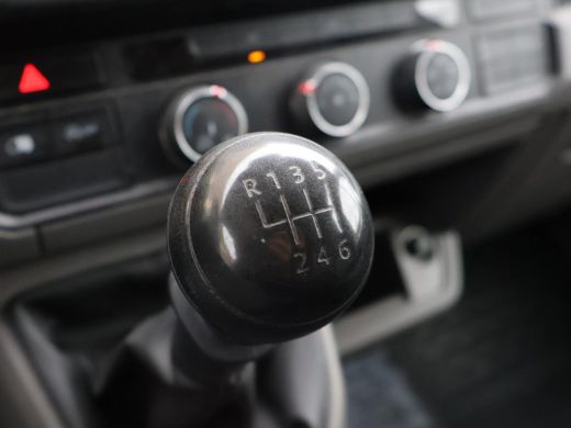Volkswagen Crafter 35 2.0 TDI 140 PK L3H3 + 3000 KG TREKHAAK + NAVIGATIE / CAMERA / DAB / APPLE CARPLAY ActivLease financial lease