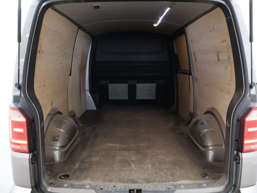 Volkswagen Transporter 2.0 TDI 150 PK L2H1 HIGHLINE + LED / ADAPTIVE CRUISE / 2500 KG TREKHAAK / APPLE CARPLAY ActivLease financial lease