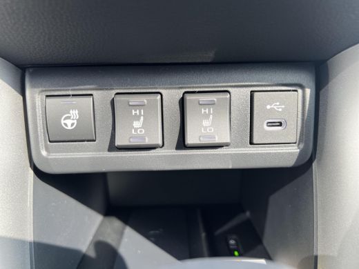 Toyota Corolla Cross Hybrid 140 Style **NAVIGATIE/ STUUR- EN STOELVERWARMING/ DODEHOEKDETECTIE/ PANORAMADAK** ActivLease financial lease