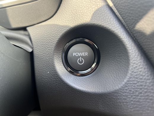 Toyota Corolla Cross Hybrid 140 Style **NAVIGATIE/ STUUR- EN STOELVERWARMING/ DODEHOEKDETECTIE/ PANORAMADAK** ActivLease financial lease